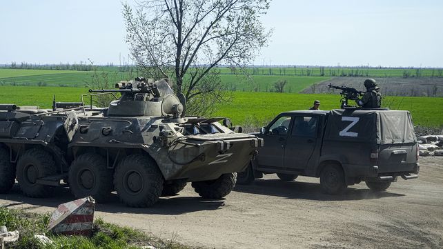 Vehículos militares rusos patrullan la carretera en las afueras de Mariupol, en territorio bajo el gobierno de la República Popular de Donetsk, en el este de Ucrania.