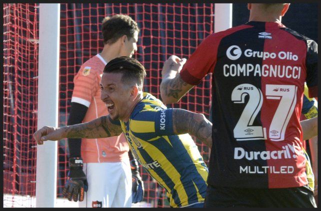 Martínez clavó un golazo de cabeza tras el centro de Vecchio y sale a festejar.