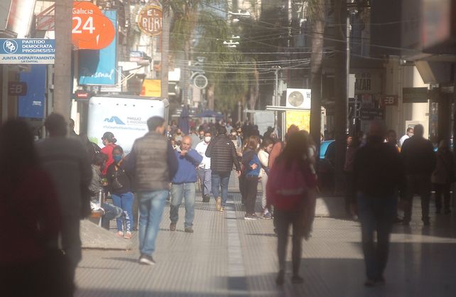 Presión del comercio santafesino para trabajar por la mañana de lunes a viernes