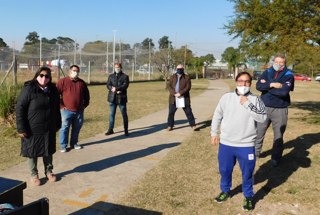 El profesor Adri&aacute;n Alurralde en la visita que efectu&oacute; al predio de la Asociaci&oacute;n Santafesina de Hockey.