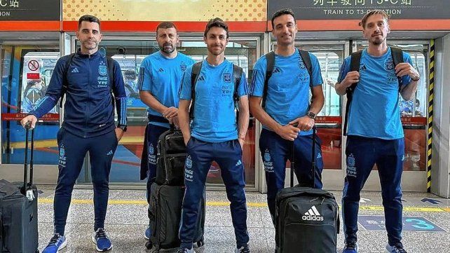 Lionel Scaloni con el resto del cuerpo técnico de la Selección Argentina llegó a China para los amistosos de la ventana FIFA.