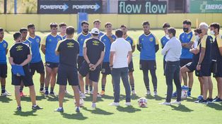 El plantel, el cuerpo técnico y los dirigentes se reunieron unos minutos en el arranque de la pretemporada canalla en Arroyo Seco.