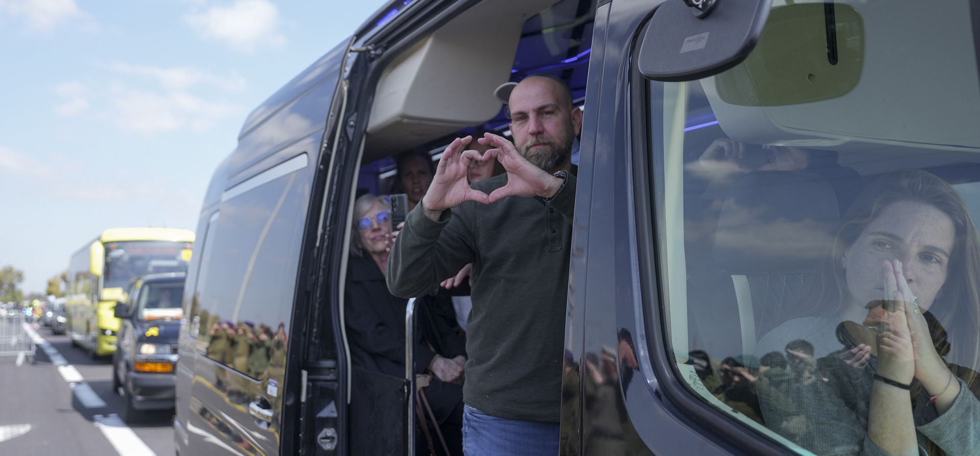 Familiares de la familia Bibas muestran su agradecimiento a la multitud reunida al costado de la carretera que conduce al funeral de los rehenes asesinados Shiri Bibas y sus dos hijos, Ariel y Kfir, cerca del kibutz Nir Oz, en el sur de Israel, el miércoles 26 de febrero de 2025. (Foto AP/Ohad Zwigenberg) Familiares de la familia Bibas muestran su agradecimiento a la multitud reunida al costado de la carretera que conduce al funeral de los rehenes asesinados Shiri Bibas y sus dos hijos, Ariel y Kfir, cerca del kibutz Nir Oz, en el sur de Israel, el miércoles 26 de febrero de 2025. (Foto AP/Ohad Zwigenberg)