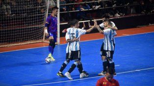 La selección argentina de futsal celebra uno de los goles en el contundente triunfo sobre Vietnam.&nbsp;