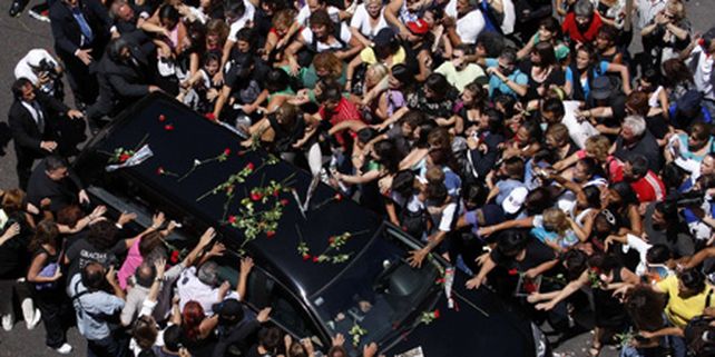 Una multitud acompa&ntilde;&oacute; los restos de Sandro en el &uacute;ltimo adi&oacute;s