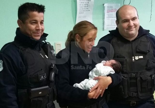 Dos de los policías que asistieron un parto, le habían salvado la vida a un bebé hace un año