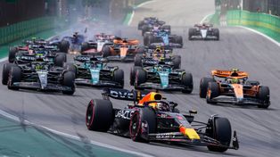 Max Verstappen larga sin compañía, ya que Charles Leclerc se pegó en la vuelta previa. Y de ahí el triunfo en el GP de Brasil.