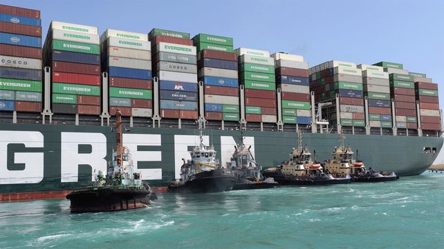 La ardua tarea para desbloquear el canal de Suez