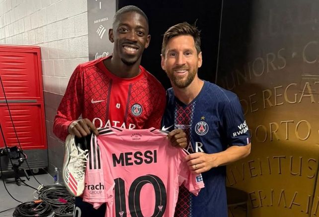 Dembélé posa sonriente junto a Lionel Messi y la camiseta número 10 de Inter Miami.