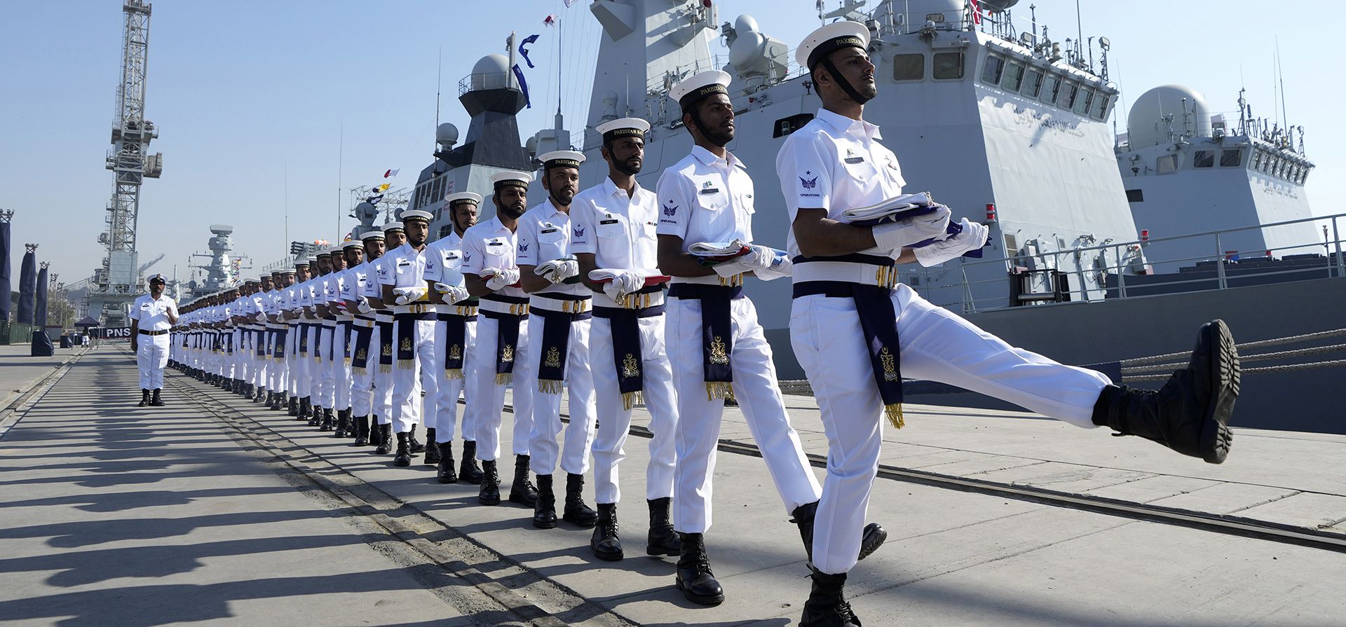 Soldados de la Armada de Pakistán portan banderas nacionales de los países participantes durante la ceremonia de apertura del ejercicio multinacional de cinco días organizado por la Armada de Pakistán, en Karachi, Pakistán, el viernes 7 de febrero de 2025. (Foto AP/Fareed Khan) Soldados de la Armada de Pakistán portan banderas nacionales de los países participantes durante la ceremonia de apertura del ejercicio multinacional de cinco días organizado por la Armada de Pakistán, en Karachi, Pakistán, el viernes 7 de febrero de 2025. (Foto AP/Fareed Khan)