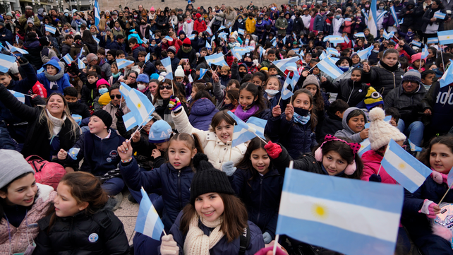 Foto de archivo. Miles de chicos llegaron al Monumento a la Bandera para completar el ritual con sello rosarino