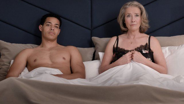 Emma Thompson junto al actor Daryl McCormack