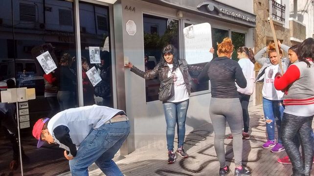 Familiares de un motociclista fallecido escracharon al oftalmólogo Lódolo