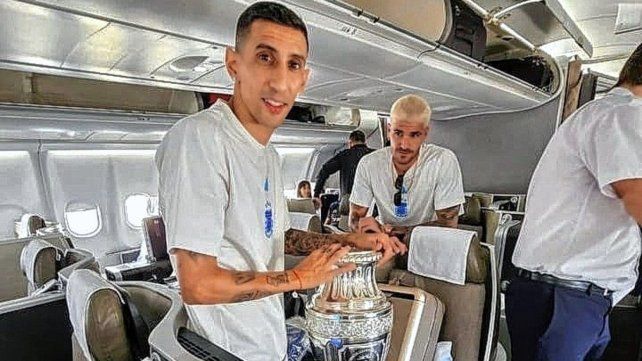 Ángel Di María y Rodrigo De Paul en el avión. La Selección Argentina ya trajo la Copa.