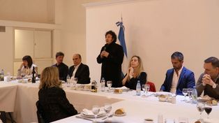 Guillermo Francos, a la derecha del presidente Javier Milei, durante el asado del martes a la noche en Olivos.