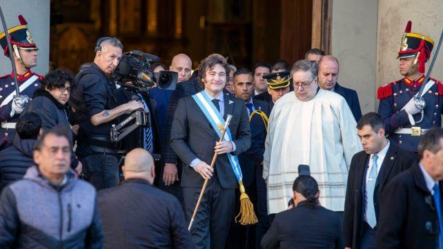 Javier Milei asiste al tedeum y ensaya una foto de unidad