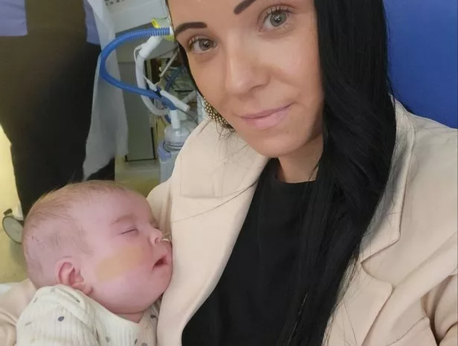 Indi Gregory en brazos de su madre