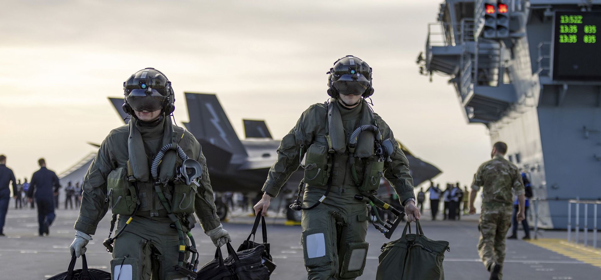 El Ministerio de Defensa británico, publica una fotografía sin fecha de pilotos de aviones F-35B Lightning en la cubierta de vuelo del portaaviones de la Royal Navy HMS Prince of Wales navegando mientras se dirige a unirse al mayor ejercicio de la OTAN desde la Guerra Fría. (MOD vía AP) El Ministerio de Defensa británico, publica una fotografía sin fecha de pilotos de aviones F-35B Lightning en la cubierta de vuelo del portaaviones de la Royal Navy HMS Prince of Wales navegando mientras se dirige a unirse al mayor ejercicio de la OTAN desde la Guerra Fría. (MOD vía AP)