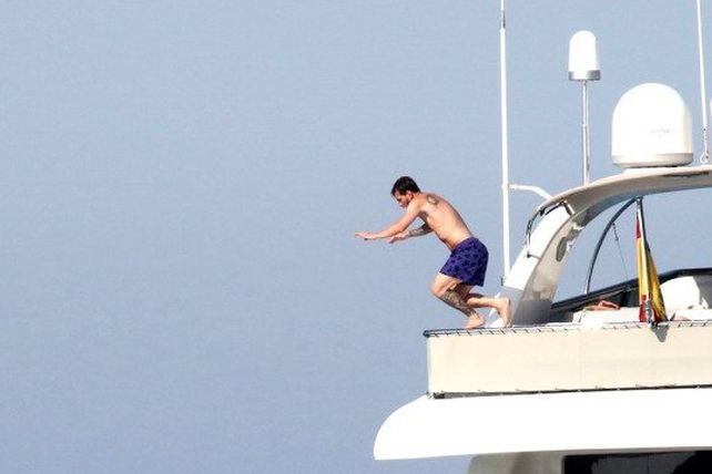Messi ensayó un arriesgado salto desde el techo del yate en el que vacaciona y sus fans lo celebran en las redes