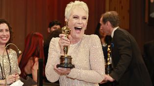 Jamie Lee Curtis tras recibir el Oscar por su papel en Todo en todas partes al mismo tiempo.