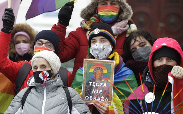 Activistas de derechos humanos se manifiestan frente al tribunal provincial en Plock