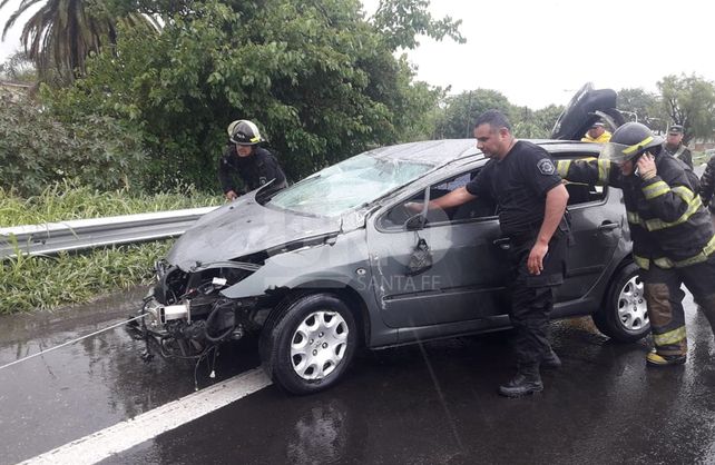 Salió caminando del auto que quedó destruido