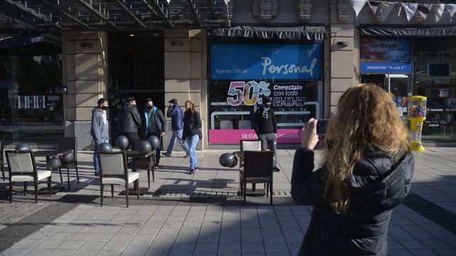 Hoteleros y gastronómicos sacan mesas, camas y vajillas a la calle