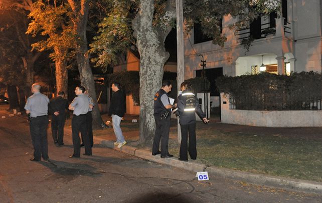 Enjambre policial. La tranquila cuadra del barrio de Alberdi se llenó de policías la noche del viernes