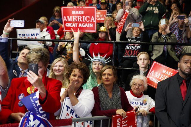 Fieles seguidores de Trump durante un acto el a&ntilde;o pasado. Hoy siguen convencidos de que su l&iacute;der gan&oacute; y fue estafado por los dem&oacute;cratas y "el sistema".