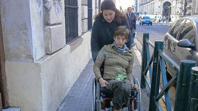 Carla Zapletal recorre Paraná &nbsp;y muestra la falta de rampas. Veredas intransitable o con obstáculos