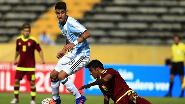 El volante de la Sub 20 y Central eludiendo a un rival venezolano en el último juego del Sudamericano.