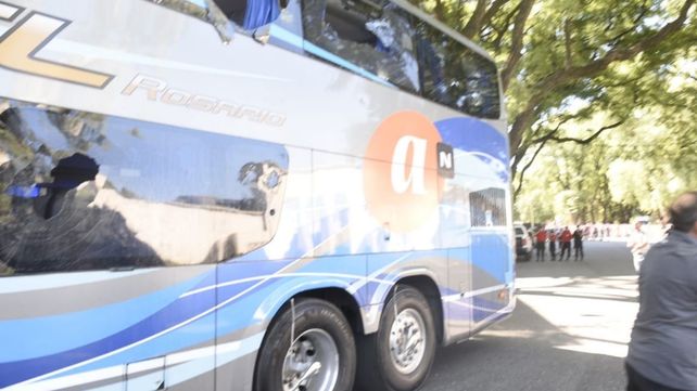 Los jugadores de Central fueron recibidos en el Coloso con piedrazos que impactaron en el colectivo