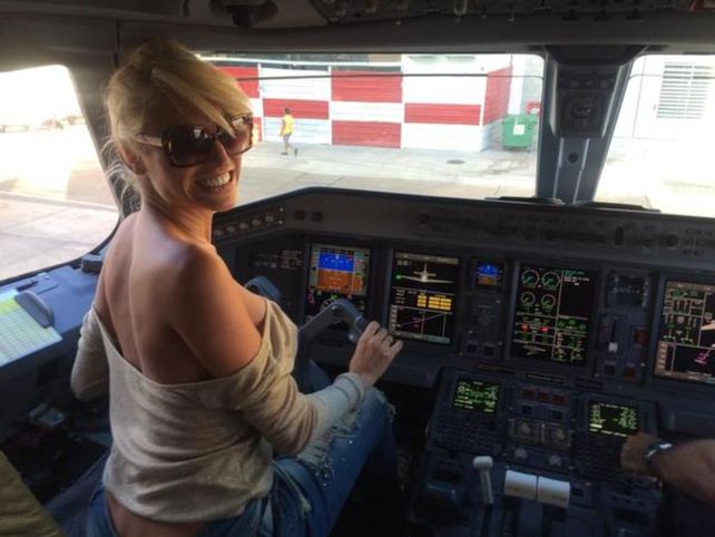 La vedette está acusada de poner en riesgo un avión.