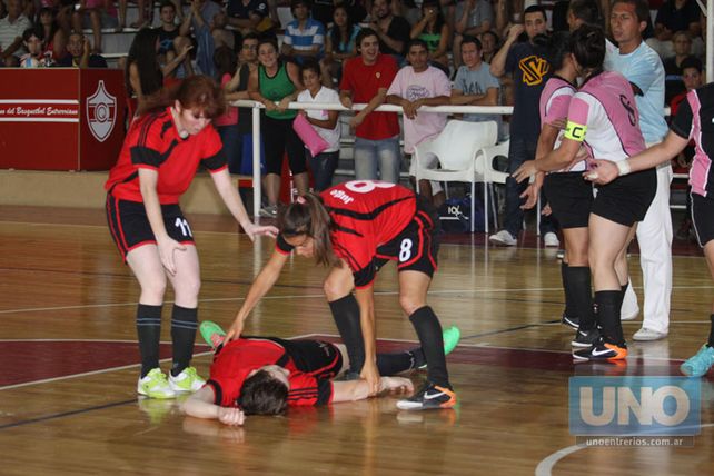 Con todo. El partido de anoche se jugó a todo o nada entre las chicas. Fue vibrante hasta el final en tiempo suplementario.  Foto / Juan Ignacio Pereira
