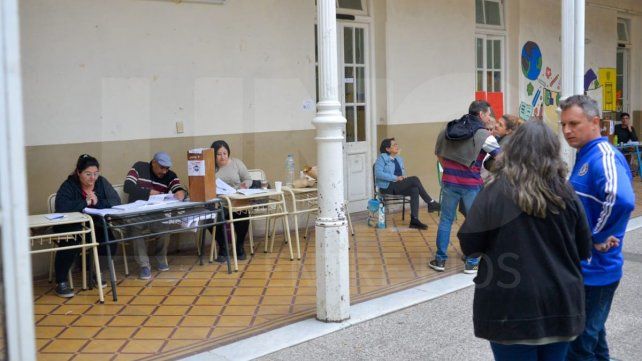 El dirigente de Nogoyá ganaba en ocho departamentos al inicio del escrutinio provisorio de la UCR. La reñida interna tendrá escrutinio definitivo el miércoles&nbsp;
