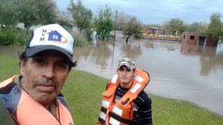 Por las intensas lluvias se desbordó el arroyo Las Conchas y debieron poner a resguardo la histórica balsa. Una vivienda está en riesgo