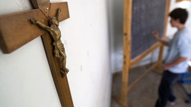 Bajo el crucifijo. La simbología religiosa no representa a todos