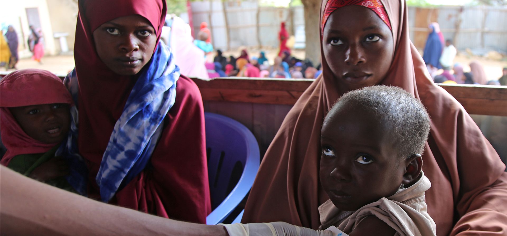 Un trabajador sanitario mide la circunferencia del brazo de un bebé en el Centro de Nutrición Feynuus, en las afueras de la capital, Mogadiscio, Somalia, el 19 de agosto de 2026. (Foto AP/Farah Abdi Warsameh) Un trabajador sanitario mide la circunferencia del brazo de un bebé en el Centro de Nutrición Feynuus, en las afueras de la capital, Mogadiscio, Somalia, el 19 de agosto de 2026. (Foto AP/Farah Abdi Warsameh)