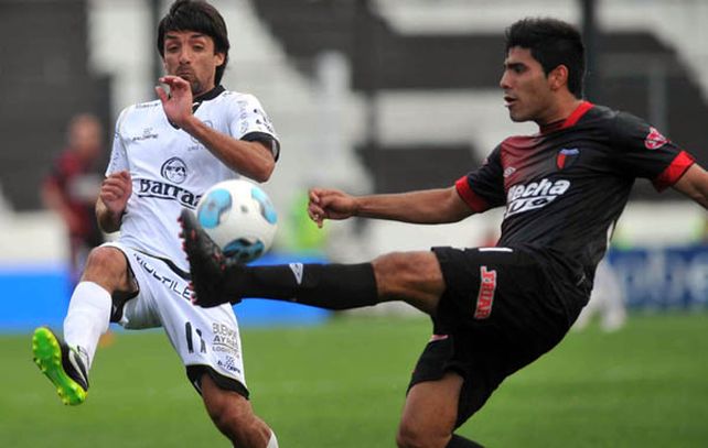 Colón al ataque. El equipo de la capital provincial no pudo doblegar al albo. Foto: Télam.