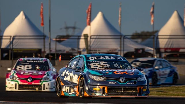 El Fluence del DirecTV OCASA Racing circuló con autoridad todo el fin de semana en San Nicolás. Tiago Pernía empieza a hacer huella en el TC2000.