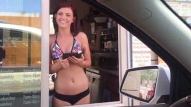 Genera polémica un bar donde las mozas atienden en bikini