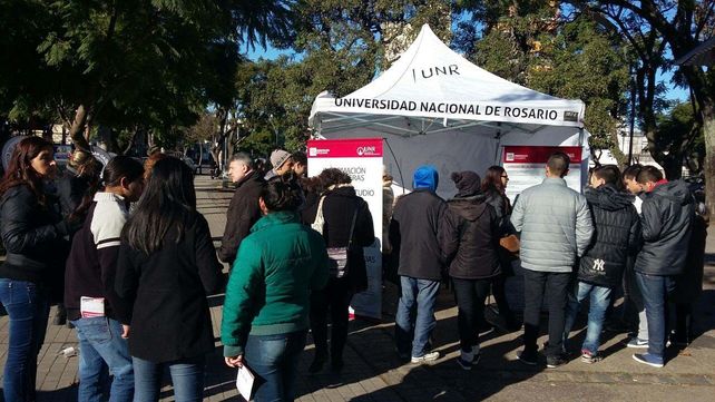 El martes pasado el stand de la UNR se instaló en la tradicional esquina de San Martín y Ayolas.