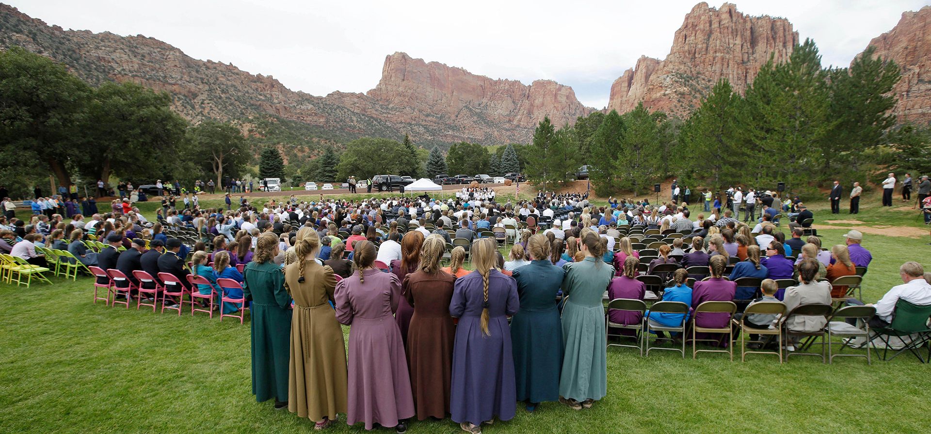 ARCHIVO - Dos pueblos polígamos en la frontera entre Utah y Arizona celebran un homenaje público a las mujeres y los niños arrastrados por una inundación repentina mortal. (Foto AP/Rick Bowmer, Archivo) ARCHIVO - Dos pueblos polígamos en la frontera entre Utah y Arizona celebran un homenaje público a las mujeres y los niños arrastrados por una inundación repentina mortal. (Foto AP/Rick Bowmer, Archivo)