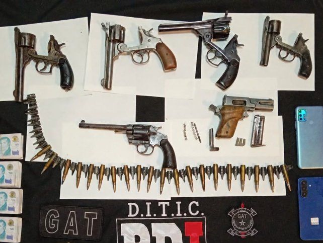 La policía se llevó celulares y hasta una guitarra criolla para esclarecer el robo.