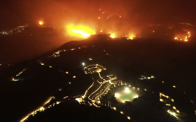 Grecia batalla contra los incendios a las puertas de Atenas