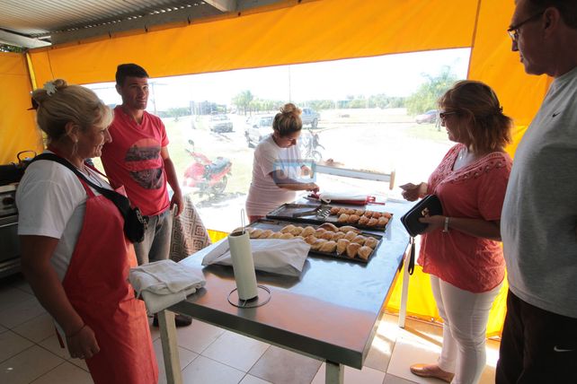 La docena de empanadas de pescado valen 100 pesos. Foto UNO Juan Ignacio Pereira.&nbsp;
