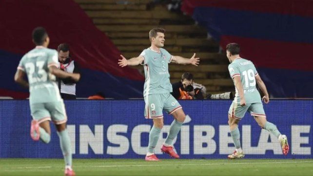 Julián Álvarez festeja con el noruego Alexander Sørloth el gol del empate ante el Barcelona.