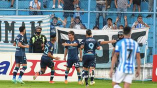 Racing goleó a Atlético Tucumán por 4-0 y es el único equipo invicto en la Copa de la Liga.
