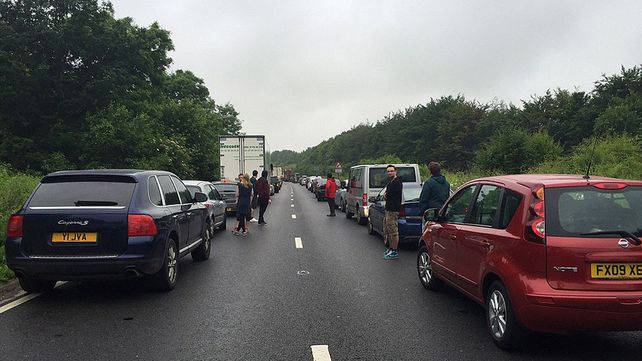 Glastonbury, el mítico festival británico se celebra bajo la lluvia y el barro