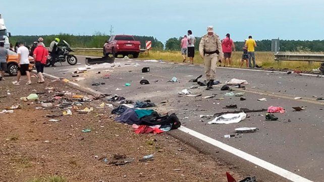 Un auto y un camión cargado con yerba que viajaba desde Misiones a Entre Ríos chocaron de frente. El accidente fatal fue en el kilómetro 626 de la RN14&nbsp;